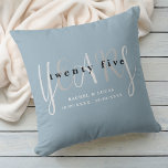 Cojín Decorativo 25.º regalo de aniversario de Boda azul plateado<br><div class="desc">Único y moderno aniversario del 25° aniversario de los bodas, conserva el cojín de almohadas. Fácilmente personalizable y personalizar por año y nombre para amigos especiales, parejas, padres o su esposo/esposa. Mantenga el color de fondo tal como está o cambie para que se adapte a su ocasión. Asegúrese de revisar...</div>