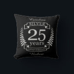 Cojín Decorativo 25 años del boda plateado<br><div class="desc">Un diseño para celebrar 25 años de matrimonio. Este diseño tiene un diseño de laurel de color plateado (gris) sobre un fondo negro. La plata es el regalo tradicional para esta ocasión. El texto dice el aniversario de Silver 25 años. Un diseño romántico para celebrar tu 25 aniversario de matrimonio....</div>