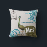 Cojín Decorativo 2.º Aniversario Damask Peacock Birdcage Sra.<br><div class="desc">Personaliza esta fantástica almohada de pavo real para decir cualquier cosa que le guste o utilice a la Sra. para la Novia. El segundo aniversario es el Aniversario del Algodón que simboliza el Crecimiento Natural de toda la adaptabilidad, versatilidad y pureza (cuando se nutre igual que las plantas) tiene lugar...</div>