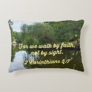Cojín Decorativo 2 Corintios 5:7 Porque caminamos por la fe