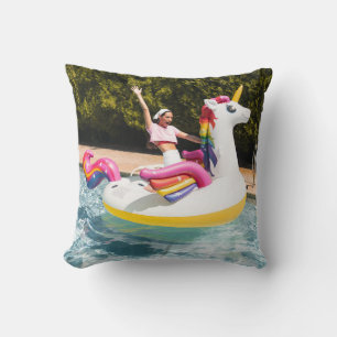 Cojín Decorativo 2 niños montando en bote inflable blanco y rojo