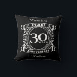 Cojín Decorativo 30.º boda de perlas escudo<br><div class="desc">Un diseño romántico para celebrar tu 30 aniversario de matrimonio. Si quieres ayuda para personalizar este diseño, por favor contacta conmigo, es un botón de preguntar a este diseñador, justo debajo de este texto. Este escudo del trigésimo aniversario de 30 años de boda tiene el texto perla como ese es...</div>