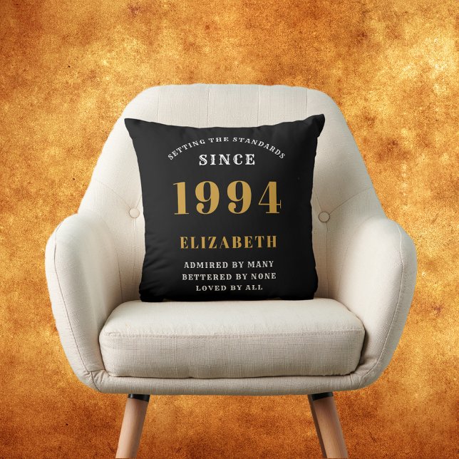 Cojín Decorativo 30.º cumpleaños Nacido 1994 Amado Añadir tu nombre (30th Birthday Born 1994 personalized black and gold cushion.)