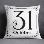 Cojín Decorativo 31 de octubre Tipografía de Halloween en blanco y<br><div class="desc">Celebra Halloween con estilo con esta almohada de "31 de octubre" con letras negras decorativas simples,  un acento espeluznante de araña,  junto con un borde de pergamino y estrella sobre un fondo blanco.</div>