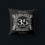 Cojín Decorativo 35° aniversario boda escudo Coral Jade<br><div class="desc">Un diseño romántico para celebrar tu 35 aniversario de matrimonio. Si quieres ayuda para personalizar este diseño, por favor contacta conmigo, es un botón de preguntar a este diseñador, justo debajo de este texto. Este escudo de 35 años de aniversario boda tiene el texto coral / jade como el regalo...</div>