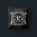 Cojín Decorativo 35° aniversario boda escudo Coral Jade<br><div class="desc">Un diseño romántico para celebrar tu 35 aniversario de matrimonio. Si quieres ayuda para personalizar este diseño, por favor contacta conmigo, es un botón de preguntar a este diseñador, justo debajo de este texto. Este escudo de 35 años de aniversario boda tiene el texto coral / jade como el regalo...</div>