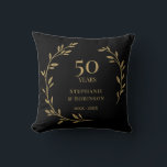 Cojín Decorativo 50º Aniversario de Bodas de Oro<br><div class="desc">Celebra tu aniversario de bodas con estilo con esta elegante almohada. Personaliza esta almohada de recuerdo con la fecha de tu aniversario y nombres. Regalo perfecto para la pareja especial. Fácil de personalizar. ¡Felicidades!</div>