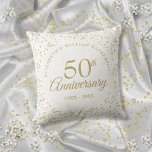 Cojín Decorativo 50.º Aniversario Boda Confetto de polvo de oro<br><div class="desc">Diseñado para coordinar con nuestra colección de Dust de Oro de 50 Aniversario. Con un polvo de oro delicado. Personalice con su especial información de 50 años de oro en letras de oro de moda. Diseñado por Thisisnotme©</div>