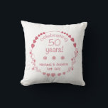 Cojín Decorativo 50.º Boda Aniversario Corazones<br><div class="desc">Celebra un aniversario boda con este precioso y elegante reloj de pared con un diseño que incluye una corona con corazones rojos y rosados.</div>
