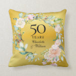 Cojín Decorativo 50.º Boda Relieve metalizado dorado Rosas Garland<br><div class="desc">Con una delicada garland floral acuática sobre un fondo de Relieve metalizado dorado,  esta almohada botánica de conservas del 50 aniversario de la moda se puede personalizar con su información especial de aniversario en un texto elegante. Diseñado por Thisisnotme©</div>