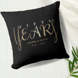 Cojín Decorativo 50.º regalo de aniversario de Boda de oro<br><div class="desc">Único y moderno 50 aniversario de boda que conserva el cojín de almohadas. Fácilmente personalizable y personalizar por año y nombre para amigos especiales,  parejas,  padres o su esposo/esposa. Asegúrese de revisar el resto de mi colección para más ideas de regalo.</div>