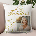 Cojín Decorativo 70 y Fabulous Gold Purpurina Photo 70th Birthday<br><div class="desc">70 y el fabuloso Purpurina de oro Foto Cojín decorativo de cumpleaños 70. El diseño tiene falsos puntos purpurinas de oro y el dicho 70 y fabuloso está en escritura moderna. Haz tu propia almohada de 70 años para ella. Personalizar con el nombre, edad e insertar la foto en la...</div>