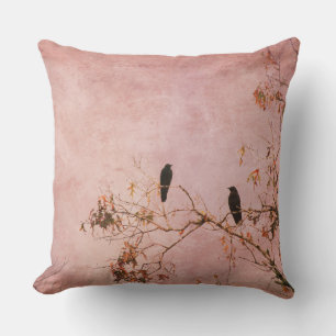 Cojín Decorativo A primera vista cielo rosado y cuervos negros
