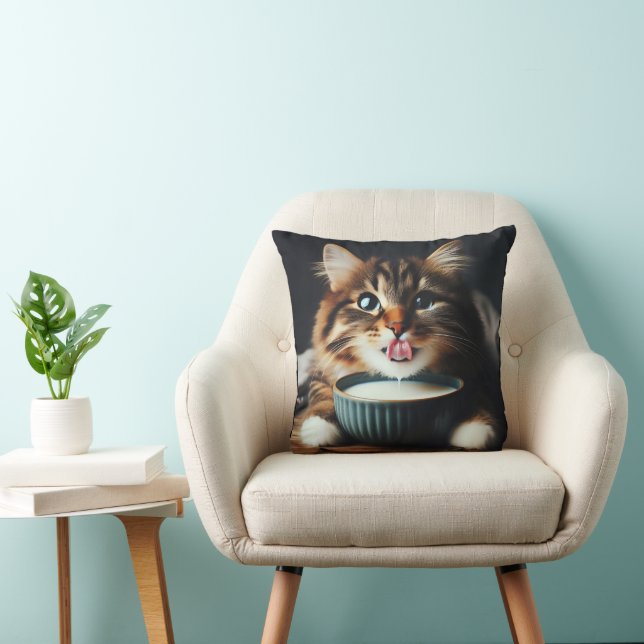 Cojín Decorativo A tabby cat with sparkling eyes drinks delightfull (Silla)