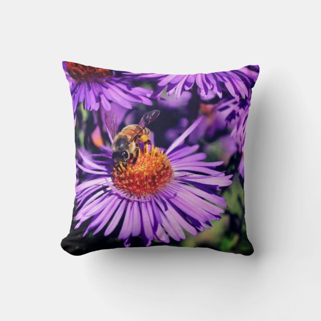 Cojín Decorativo Abeja De Miel En Flor De Aster Púrpura  (Anverso)