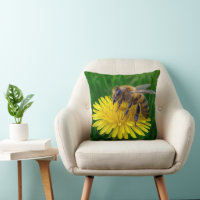Abeja de miel sobre un canalón amarillo