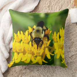 Cojín Decorativo Abeja festejando en flores silvestres de algodonci