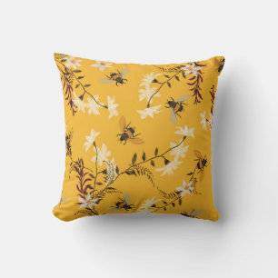 Cojín Decorativo Abeja y mariposa vintage: Arte floral bordado