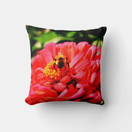 Cojín Decorativo Abeja y Zinnia de Coral
