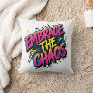 Cojín Decorativo Abraza el Caos – Diseño de cita tipográfica Grunge