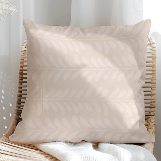 Cojín Decorativo Abstracto neutral de Boho deja (Boho Neutral Abstract Leaves Throw Pillow in a sunny rattan armchair)