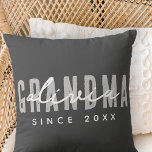 Cojín Decorativo Abuela desde el 20XX simple y moderno perrito<br><div class="desc">Este diseño sencillo y moderno se compone de una tipografía de san serif.</div>
