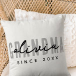 Cojín Decorativo Abuela desde el 20XX simple y moderno perrito<br><div class="desc">Este diseño sencillo y moderno se compone de una tipografía de san serif.</div>