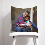 Cojín Decorativo Abuelo | Resumen de texto del Boho con dos fotos<br><div class="desc">Esta sencilla y elegante almohada para tu abuelo cuenta con dos de tus fotos personales de la familia, junto con la palabra "abuelo" en la tipografía moderna y blanca y un lugar para añadir tus nombres y el año en la parte trasera. El texto presentado dice "te queremos tanto", pero...</div>