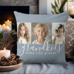 Cojín Decorativo Abuelos azules y turbios hacen de la vida un gran<br><div class="desc">Este diseño personalizado de almohadas es un regalo para los abuelos y cuenta con una plantilla de 3 fotos que se personaliza con fotos de los nietos. Una combinación de escritura manuscrita moderna combinada con una moderna letra sans serif con la frase "¡los nietos hacen la vida grandiosa!" El fondo...</div>