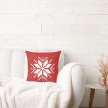 Cojín Decorativo Acento de Navidades nórdicos de copas de nieve<br><div class="desc">Traiga las vacaciones a casa esta temporada con un acento de decoración casera que arroja almohadas de Navidades clásicos de color blanco sobre rojo con un singular,  grande,  nórdico estilo suéter copo de nieve de píxel en un lado y un patrón repetido en el reverso.</div>