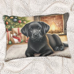 Cojín Decorativo Acogedor cachorro Labrador Navidad perro<br><div class="desc">Le presentamos la combinación perfecta de su decoración de vacaciones - nuestras almohadas de Navidades Labrador Retriever! Estas almohadas están disponibles en labrador negro, amarillo o chocolate y son imprescindibles para cualquier amante del perro. Podrá elegir entre acogedoras escenas de chimenea, alegres cachorros en la nieve, o festivos perros labradores...</div>