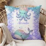 Cojín Decorativo Acuarela personalizada bajo el mar<br><div class="desc">Añada un toque de encanto submarino a su decoración con nuestra "acuarela personalizada bajo el Cojín decorativo marino". Podrá sumergirse en el mundo caprichoso del océano con esta deliciosa almohada de tiro, con encantadores ilustraciones acuáticos de vida marina y fascinantes escenas submarinas. Desde delfines lúdicos hasta coloridos arrecifes de coral,...</div>
