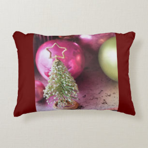 COJÍN DECORATIVO **ADORNOS DE ÁRBOL DE NAVIDAD Y BOMBILLA**