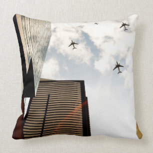 Cojín Decorativo Aeroplanos que vuelan sobre edificios
