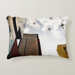 Cojín Decorativo Aeroplanos que vuelan sobre edificios