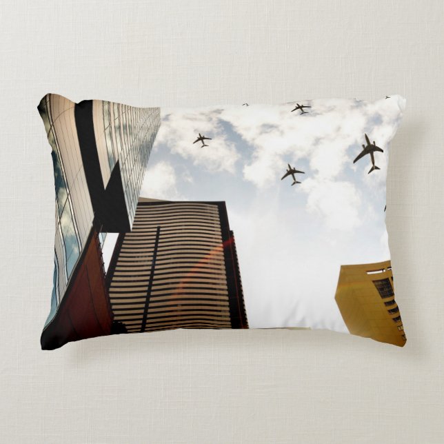 Cojín Decorativo Aeroplanos que vuelan sobre edificios (Anverso)