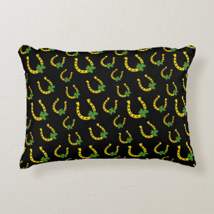 Cojín Decorativo Afortunado Horseheno de Oro con Shamrock en negro