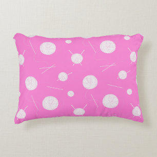 Cojín Decorativo Agujas de punto blanco rosado y estampado yarn