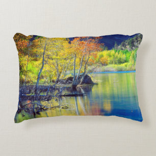 Cojín Decorativo Álamo temblón en otoño reflejado en el lago Grant