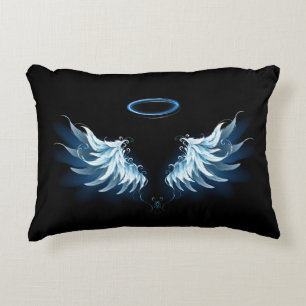 Cojín Decorativo Alas de ángel azules brillantes sobre fondo negro