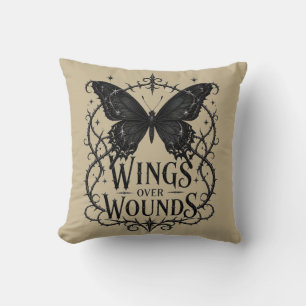 Cojín Decorativo Alas sobre heridas – Diseño de mariposa negra góti
