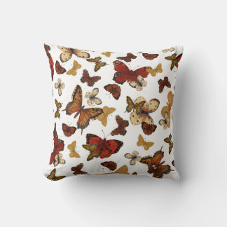 Cojín Decorativo Alas Susurrantes – Mariposas sobre Blanco
