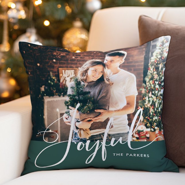 Cojín Decorativo Alegre | Elegante guión y Navidades de fotografía  (A festive, elegant Christmas pillow in green with your family's photo and modern calligraphy)