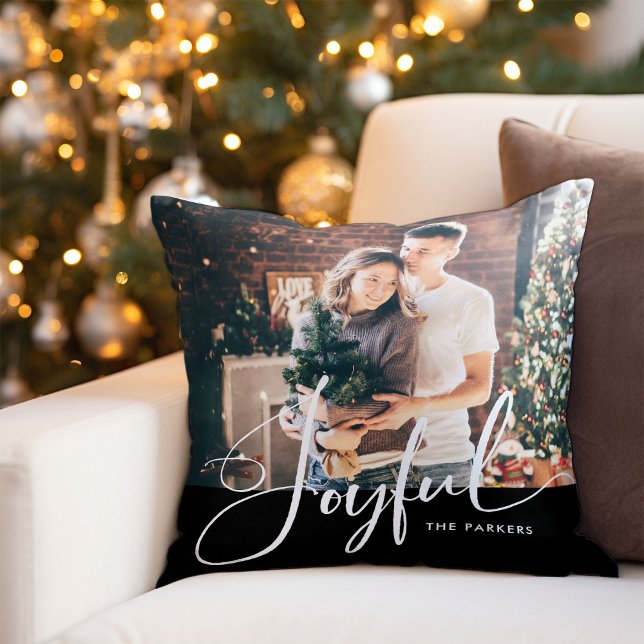 Cojín Decorativo Alegre | Elegantes guiones y Navidades de fotograf (An elegant holiday family photo pillow with modern script calligraphy)