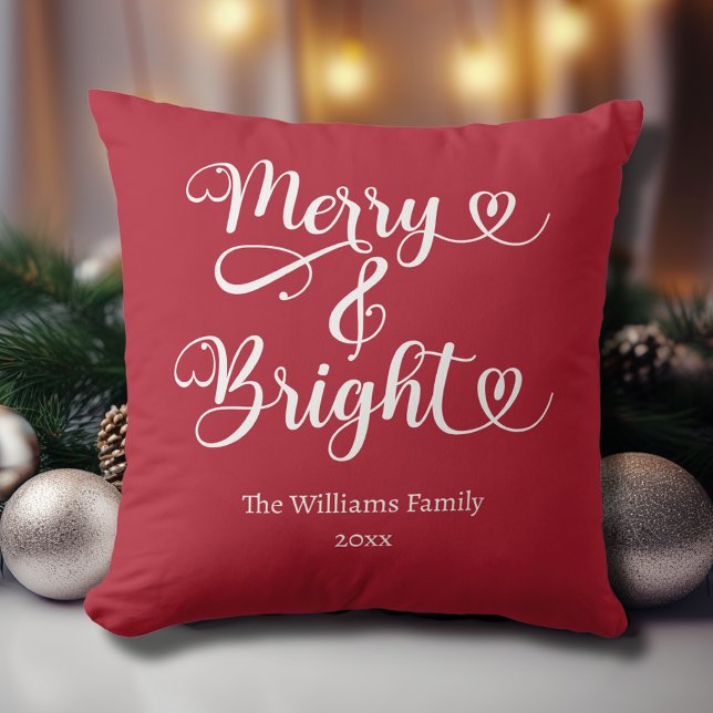 Cojín Decorativo Alegre y Brillante Navidad Roja Personalizada (Custom Merry and Bright Christmas Pillow with Family Name and Year in Christmas Red.)