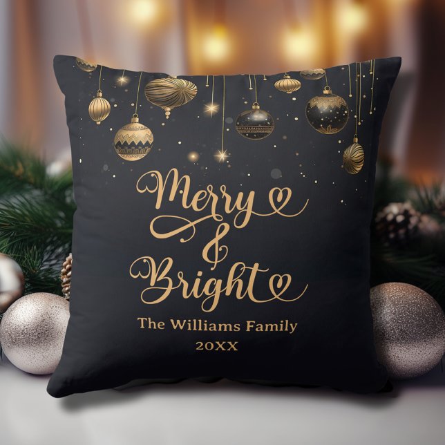 Cojín Decorativo Alegre y Brillante Oro Negro Personalizado de Navi (Merry and Bright Custom Christmas Throw Pillow in Black with Gold Ornaments, Family Name, Year.)