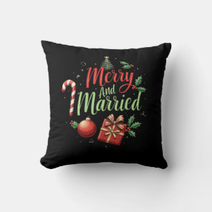 Cojín Decorativo Alegres y Casados Celebrando su Primera Navidad