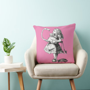Cojín Decorativo Alice y el flamenco (fondo rosa)