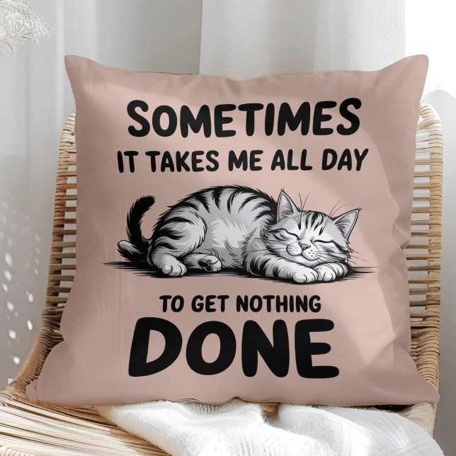 Cojín Decorativo "All Day Doing Nothing" Funny Lazy Cat ("All Day Doing Nothing" Funny Lazy Cat Throw Pillow in a sunny boho rattan chair.)