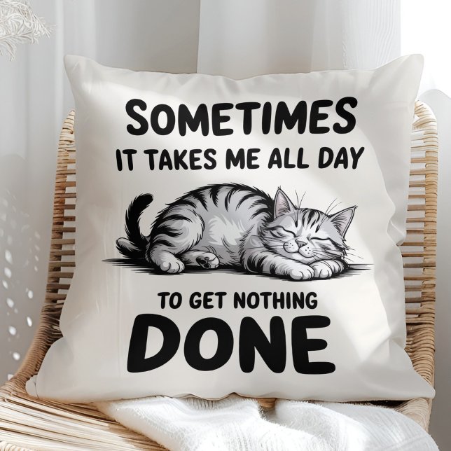 Cojín Decorativo "All Day Doing Nothing" Funny Lazy Cat ("All Day Doing Nothing" Funny Lazy Cat Throw Pillow in a sunny boho rattan chair.)